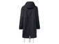 Une parka noire à capuche.