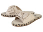 Des tongs beiges avec un nœud et une semelle en espadrilles