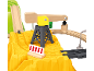 Circuit de train en bois avec montagne jaune, grue et rails.