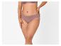 Femme en soutien-gorge et culotte marron, posant sur fond blanc.