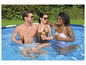 Trois personnes se détendent dans une piscine avec des cocktails.