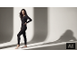 Femme en haut thermique noir à manches longues et legging dans un studio