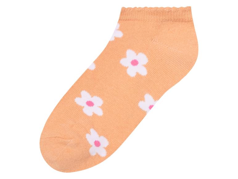 Chaussettes courtes à motifs floraux orange pâle.
