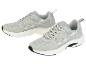Deux chaussures de sport grises avec des détails en maille et des semelles blanches