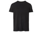 Un t-shirt noir à manches courtes.