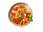 Spaghettis à la sauce tomate, parmesan et basilic frais dans un bol.