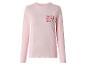 T-shirt rose pâle à manches longues avec un imprimé café rouge : « COFFEE CLUB EVERYDAY ».
