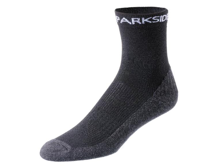 Des chaussettes noires avec le texte Parkside