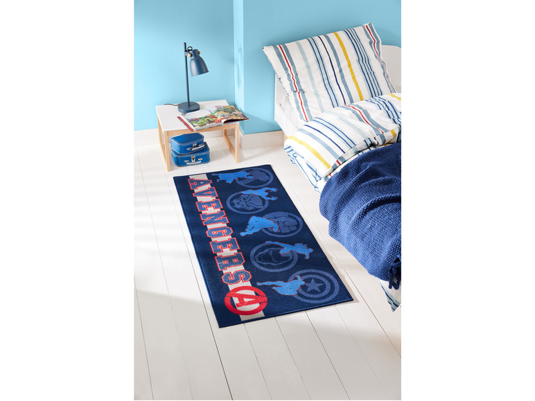 Un tapis bleu à thème Avengers dans une chambre à coucher.