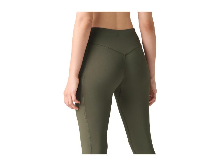 Femme de dos en leggings de sport vert foncé taille haute.