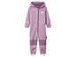 Une combinaison de pluie violette à capuche pour enfants.
