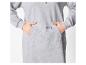 Un sweat-shirt gris avec le logo Mickey Mouse.