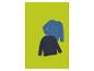 Deux t-shirts à manches longues pour enfants, un bleu et un bleu foncé, sur fond vert.