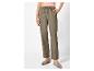 Pantalon ample kaki et ballerines grises.