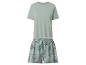 Pyjama d'été pour femme avec un t-shirt vert menthe et un short à motifs floraux.