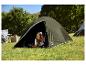 Femme dans une tente de camping écoutant de la musique avec un casque, profitant de la nature.