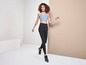Une femme porte un legging noir et un soutien-gorge de sport bleu.