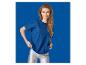 Femme en t-shirt bleu et leggings argentés, souriante, sur fond bleu.