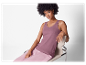 Modèle portant un débardeur et un pantalon rose pâle.