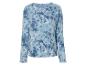 Un t-shirt à manches longues bleu avec un motif tie-dye.