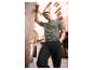 Polo vert olive et pantalon noir pour homme.