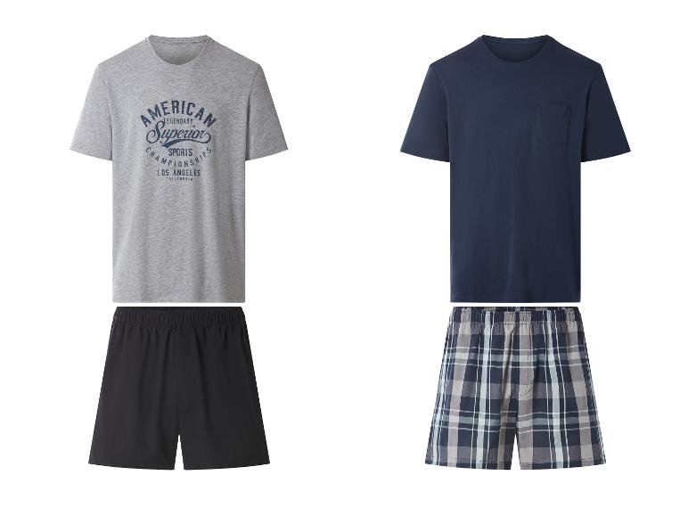 Deux ensembles de pyjama pour hommes: un gris avec un short noir et un bleu marine avec un short à carreaux.