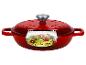 Cocotte en fonte rouge avec couvercle, montrant des spaghettis de courgette et tomates.