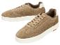 Paire de baskets en daim marron avec semelles et lacets blancs.
