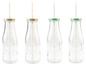 Quatre bouteilles en verre avec des pailles pour servir des boissons froides.