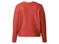 Un pull en maille orange à manches longues.