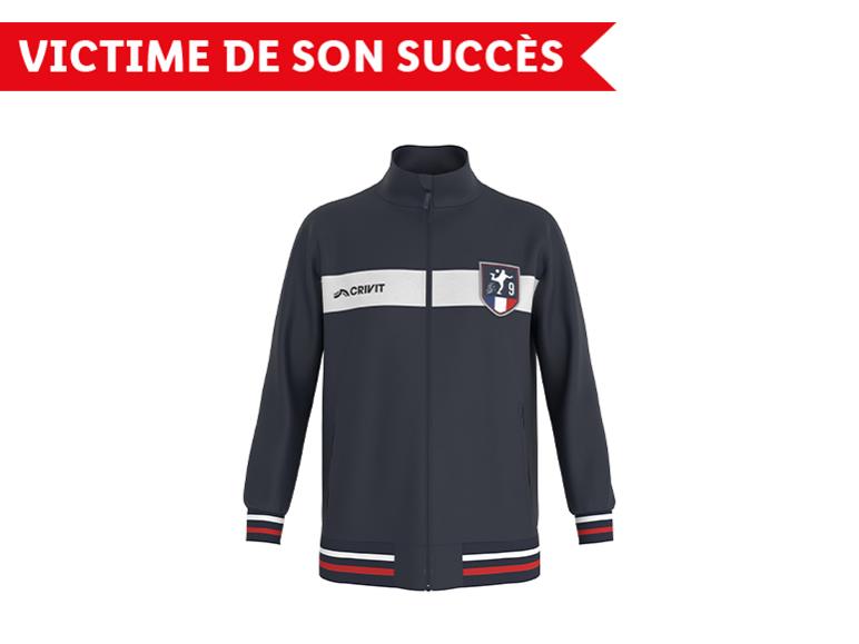 Veste de sport bleu foncé avec bande blanche et emblème, texte : « VICTIME DE SON SUCCÈS »