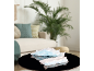 Lingettes nettoyantes blanches et bleues sur une table noire dans un salon.