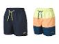 Deux shorts de bain pour hommes: un bleu marine et un à blocs de couleurs.