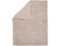 Couverture beige douce avec un côté côtelé et un côté sherpa.