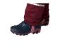 Bottes de neige pour enfants avec tige bleu foncé et semelle rouge, portées avec un pantalon bordeaux.