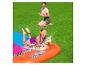 Glissade aquatique gonflable avec arroseurs, enfant jouant avec lama.