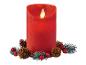Bougie LED rouge avec décorations de Noël.