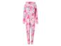 Une combinaison rose avec capuche et imprimé tie-dye.