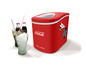 Une machine à glaçons Coca-Cola rouge avec deux verres remplis de glaçons et de Coca-Cola.