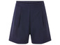 Short en jean bleu foncé à plis pour femme.