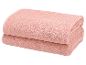 Deux serviettes de bain roses douces et moelleuses.
