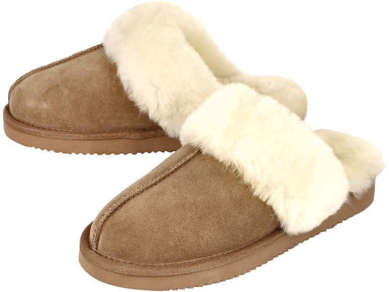 Une paire de chaussons marron avec une doublure en fausse fourrure crème.
