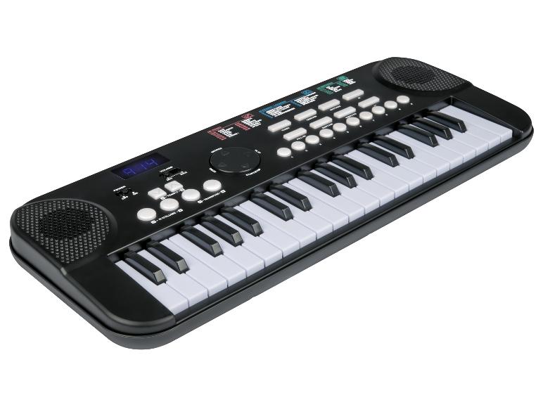 Clavier électronique noir avec touches blanches et noires, divers boutons et un affichage numérique