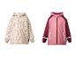 Deux vestes de pluie pour enfants : une beige à fleurs roses, une rose et bordeaux.