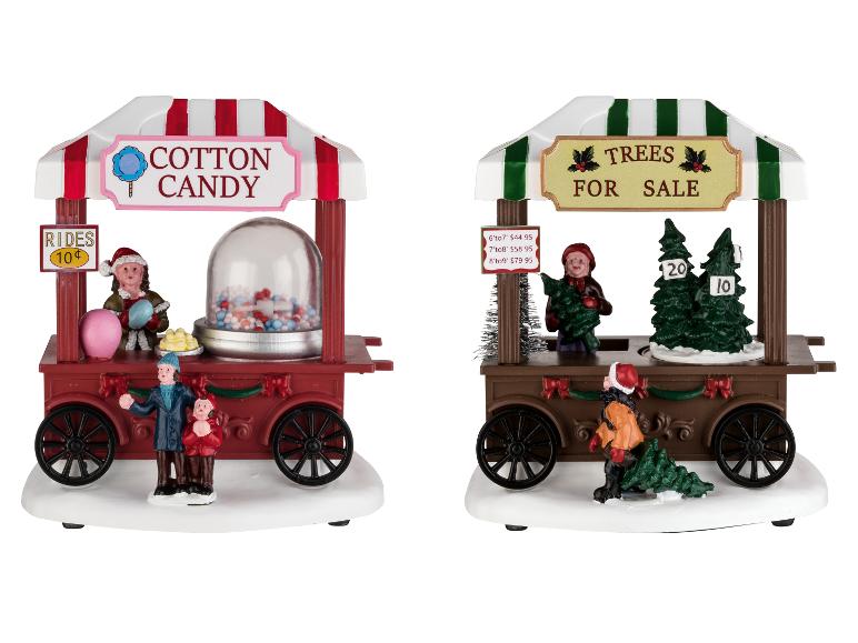 Deux chariots de Noël : un avec de la barbe à papa et un avec des sapins à vendre