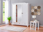 Une armoire blanche à trois portes avec un miroir dans un intérieur moderne.