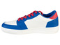 Une paire de baskets blanches, bleues et rouges avec des lacets rouges.