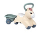 Un cheval à bascule beige avec une remorque verte.