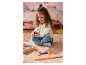 Une fillette joue avec un jeu de blocs en bois colorés.