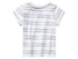 T-shirt blanc à rayures bleues.